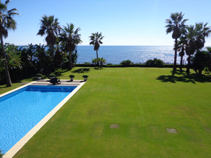 Classical Villa Infront Of The Beach In Atalaya Isdabe Estepona