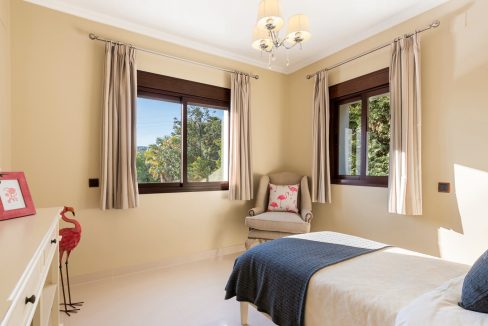 traditionele-stijl-5-slaapkamer-villa-in-los-picos-marbella-golden-mile002