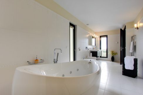 Los-Flamingos-Marbella-luxury-villa-rental-modern-bathroom