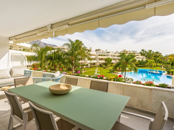 Front Line Golf Luxury Apartment In Los Granados Golf, Marbella