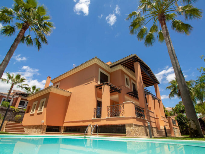 Beautiful Villa Close To The Beach In Los Monteros Marbella East