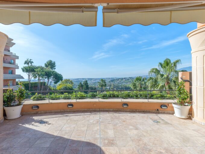 Fantastic Penthouse With Sea Views In Nueva Andalucia Marbella