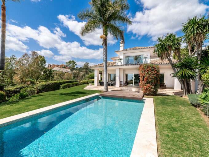 Stunning Villa With Sea Views In La Cerquilla Nueva Andalucia