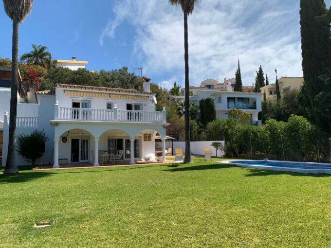 Villa Close To The Beach For Sale In El Rosario Marbella East